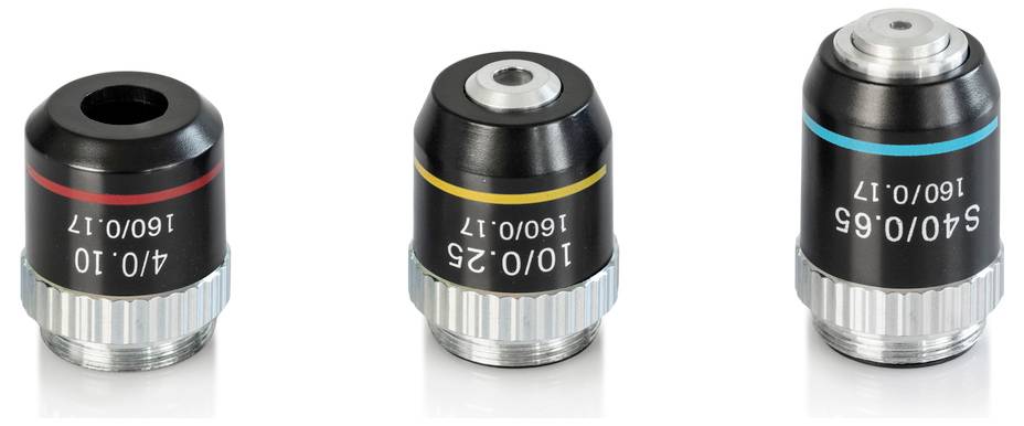 Drei Objektive mit unterschiedlichen Spezifikationen. Von links nach rechts: 1/10, 1/0,25, 5/0,65. Alle haben metallische und schwarze Oberflächen.