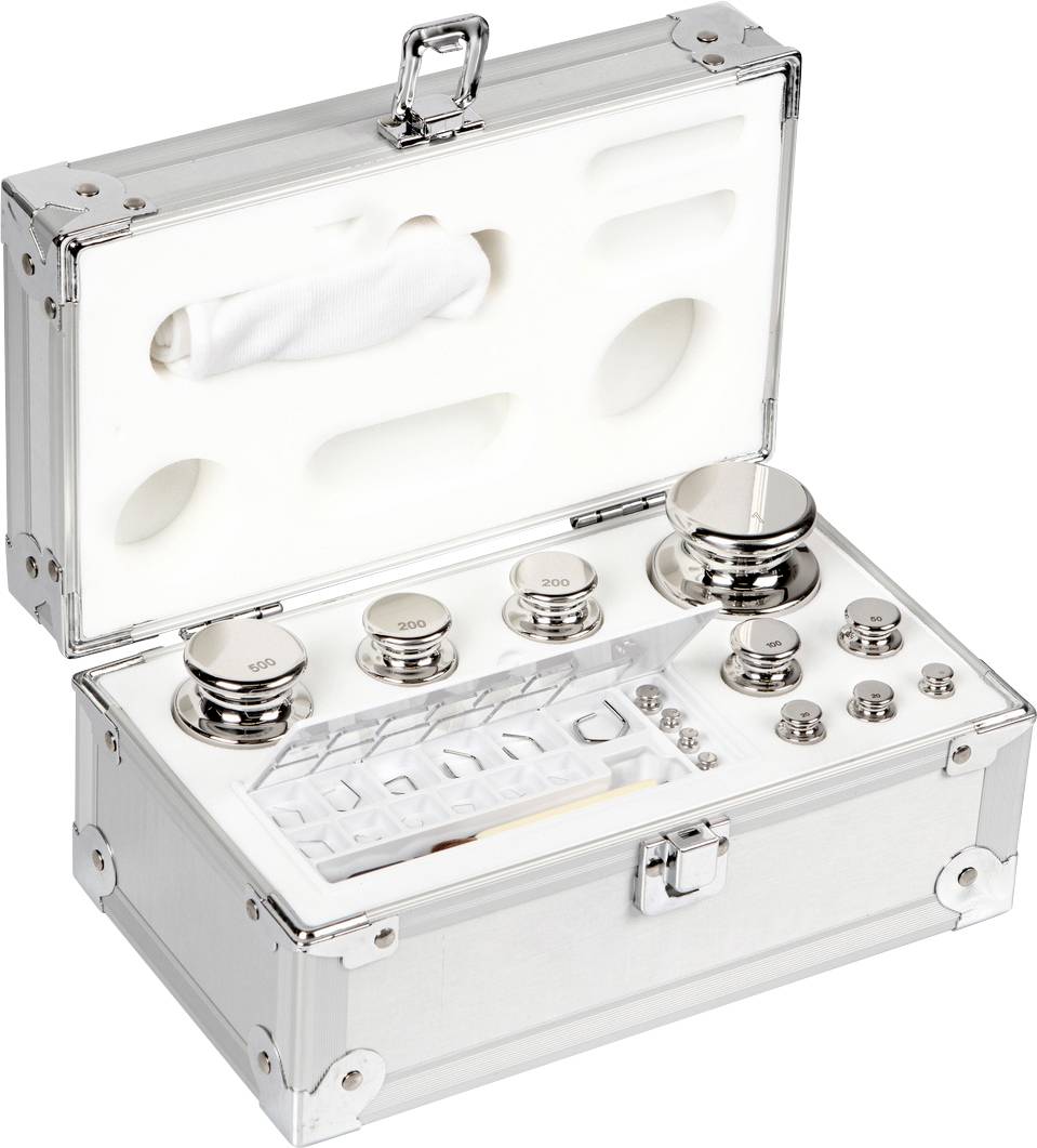 Metallgewichtssatz in einem offenen silbernen Koffer, der verschiedene Gewichtseinheiten anzeigt, von großen bis zu kleinen Massen.