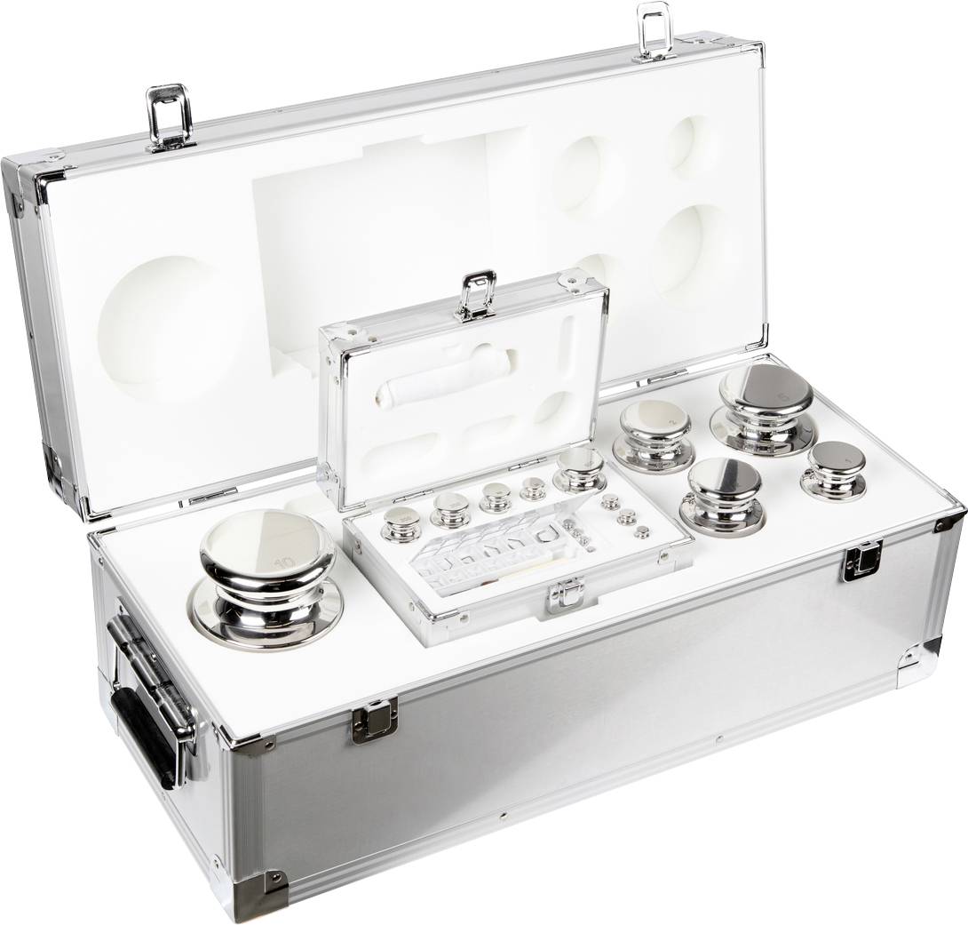Ein offener Koffer mit einem Set aus verschiedenen Metallgewichten und Halterungen in einem gepolsterten weißen Innenraum, zur Kalibrierung.