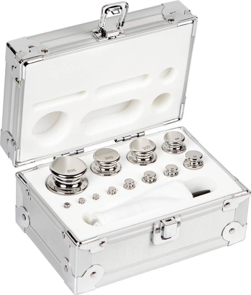 Ein offener Metallkoffer enthält präzise abgewogene Metallgewichte unterschiedlicher Größe, die zur Kalibrierung von Waagen genutzt werden.