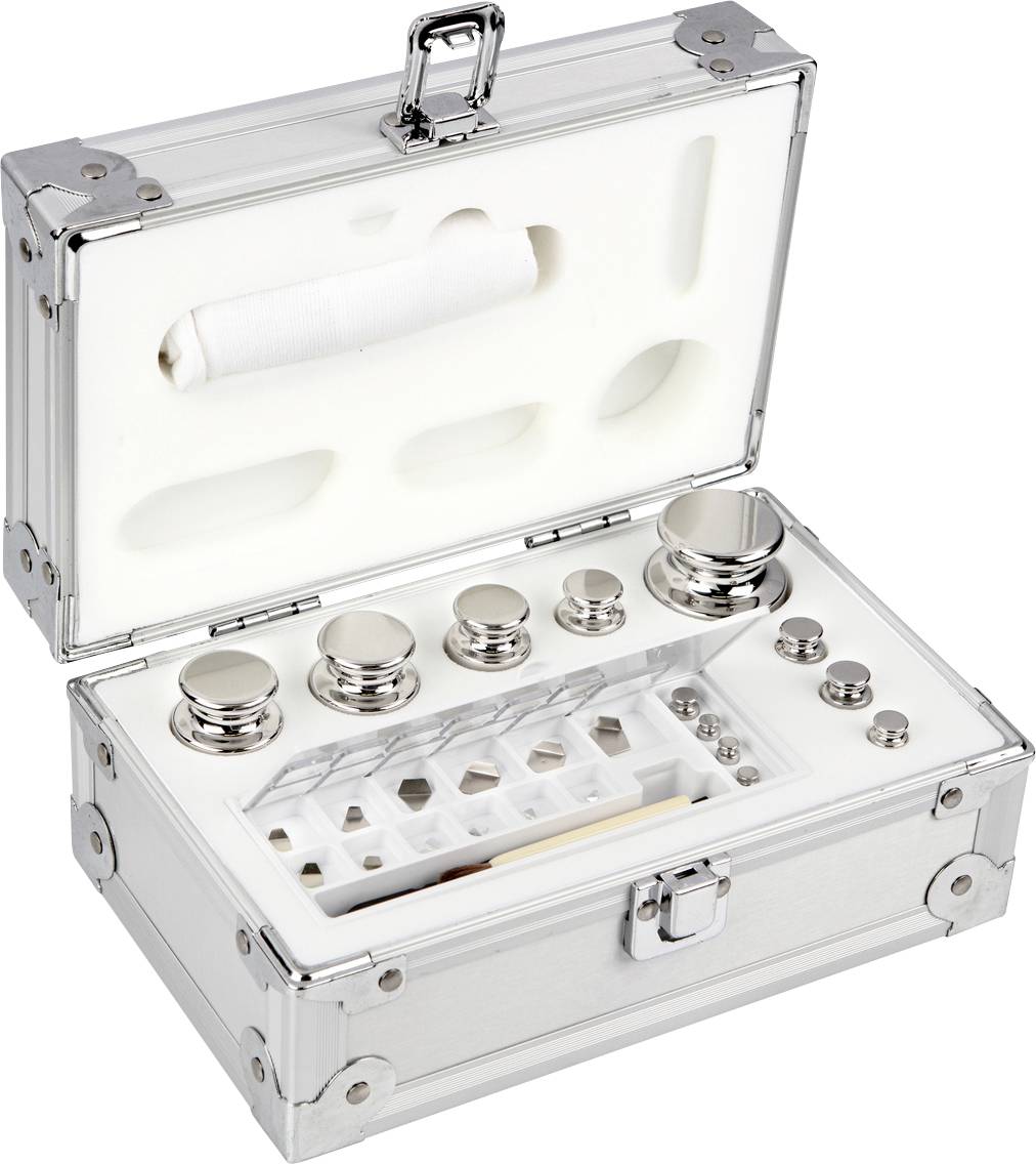 Ein offener Metallkoffer zeigt präzise Metallgewichte und Zubehör für eine Waage, ordentlich in Schaumstoffeinsätzen angeordnet.