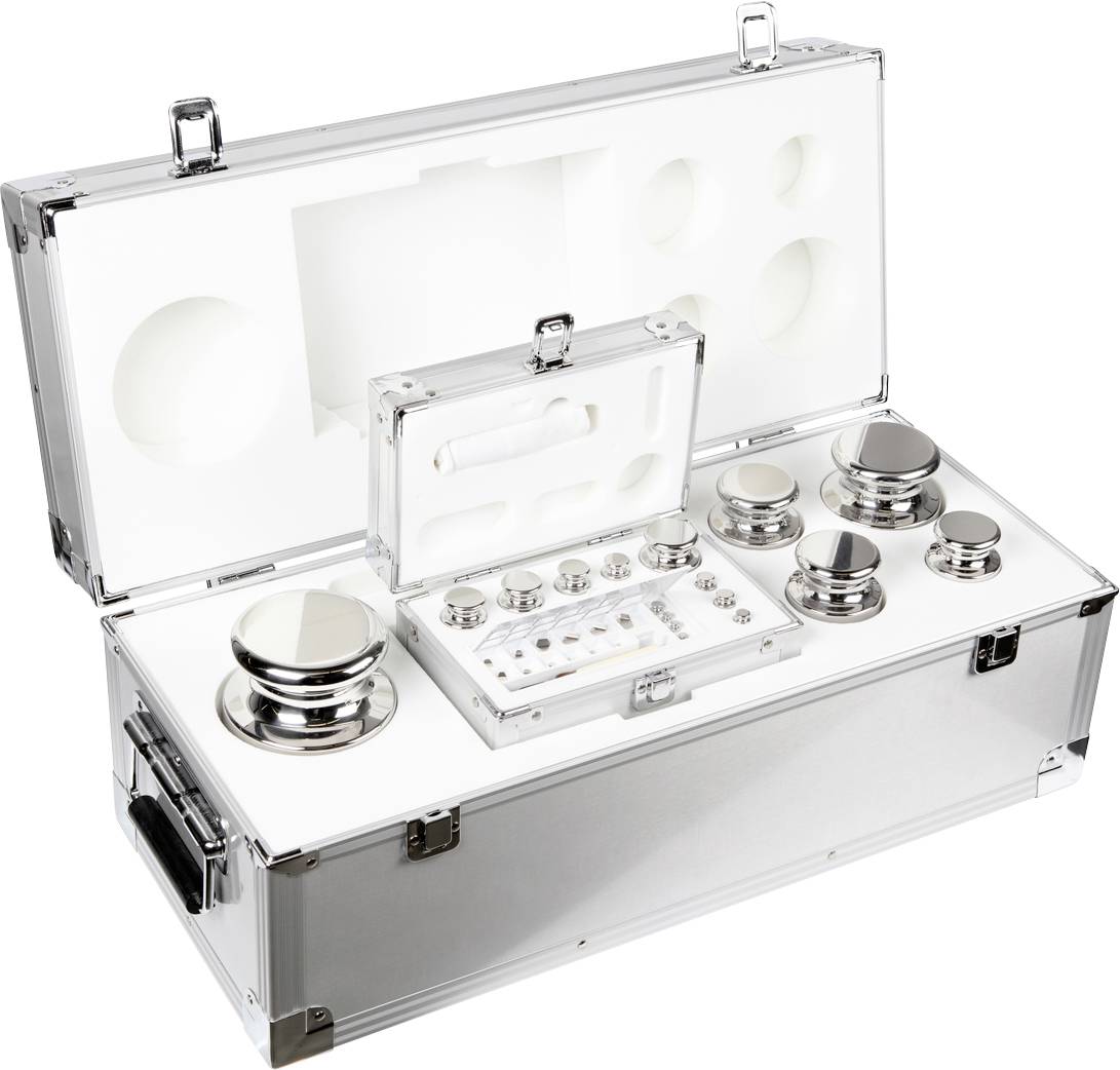 Geöffneter Koffer mit verschiedenen Metallgewichten in präzisionsgefertigten Fächern.