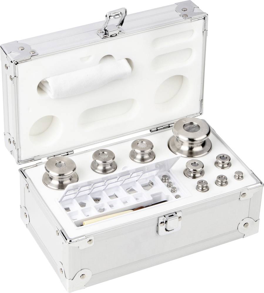 Gewichteset in einem offenen Metallkoffer mit verschiedenen Metallen in verschiedenen Größen, umgeben von Schaumstoffpolsterung.