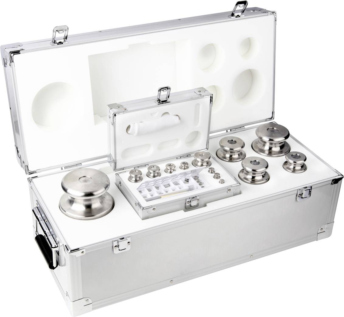 Geöffneter Koffer mit unterschiedlichen Metallgewichten auf Schaumstoffeinlage. Enthält Gewichte verschiedener Größen und Formen.