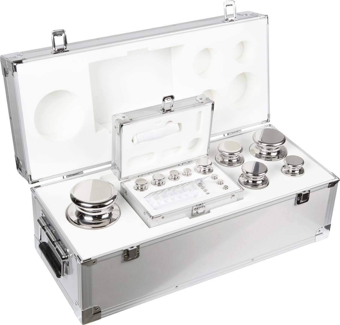 Ein geöffneter Aluminiumkoffer zeigt ein Set präziser Gewichte aus Edelstahl in verschiedenen Größen.