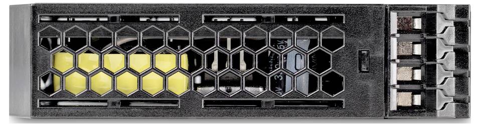 Rackmontierte Netzwerkspeichereinheit mit sechseckigem Lüftungsgitter und gelben Komponenten, zeigt interne Technologie.