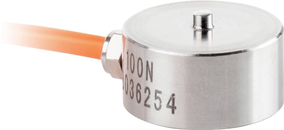 Ein runder Kraftsensor aus Metall mit einem orangefarbenen Kabel. Auf dem Sensor stehen Zahlen und Buchstaben.