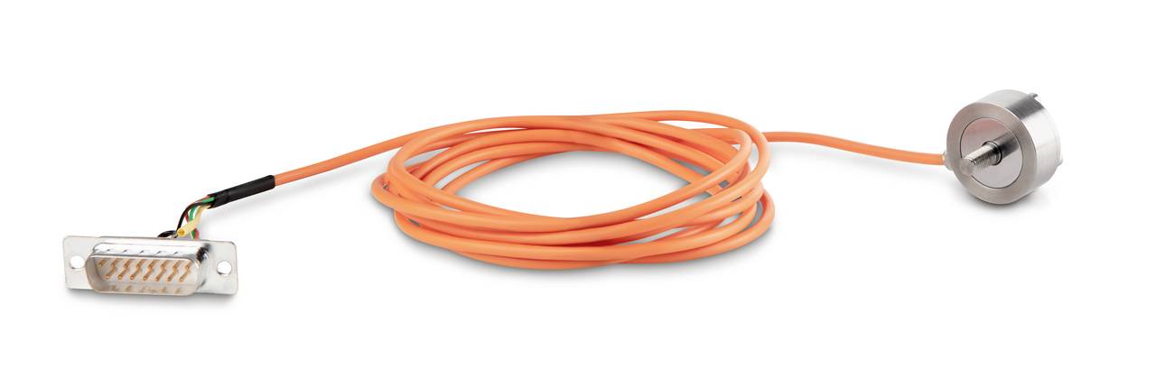 Ein längeres oranges Kabel verbindet links einen Stecker mit einer metallischen, runden Komponente rechts.