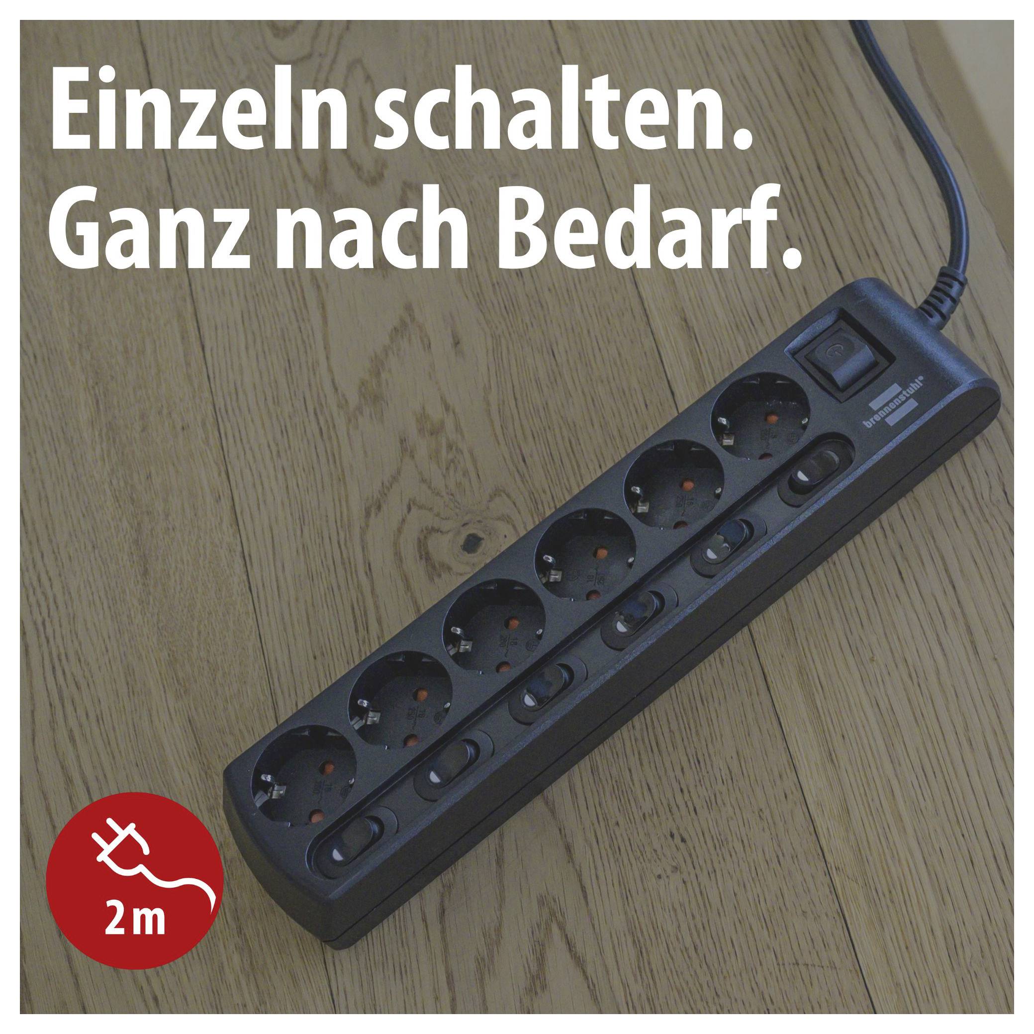 Steckdosenleiste mit einzeln schaltbaren Steckplätzen auf Holzboden, Text: 'Einzeln schalten. Ganz nach Bedarf.' und 2 m Kabellänge.