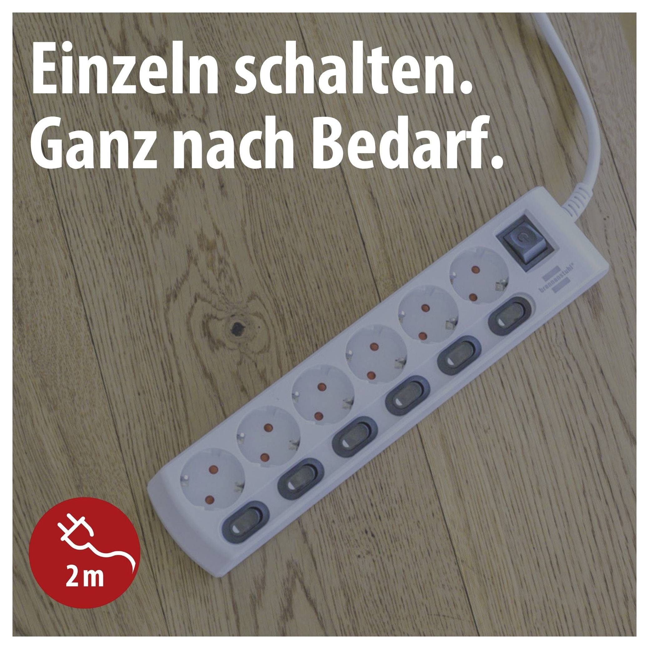 Mehrfachsteckdose mit fünf Einzelschaltern auf Holzfußboden, Werbetext 'Einzeln schalten. Ganz nach Bedarf.' und Hinweis '2 m'.