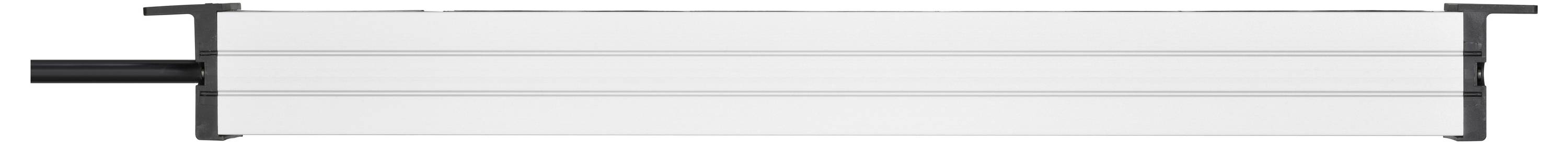 Ein horizontal eingelassenes Leuchtstofflichtsystem mit einem langen weißen Diffusor und dunklen Befestigungsklammen an beiden Enden.