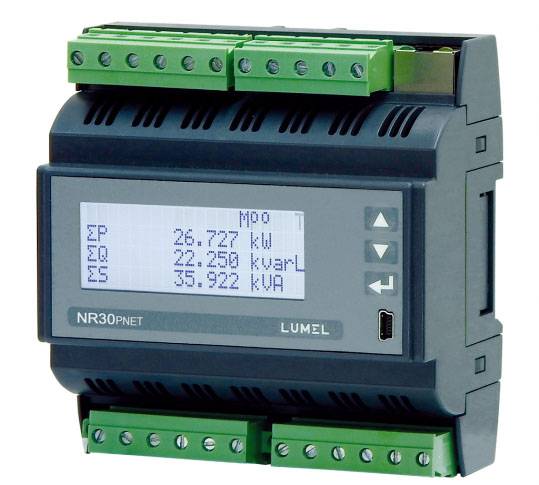 Elektronisches Messgerät zur Überwachung von Energieverbrauch, zeigt auf Display Werte in kW, kVar und kVA.