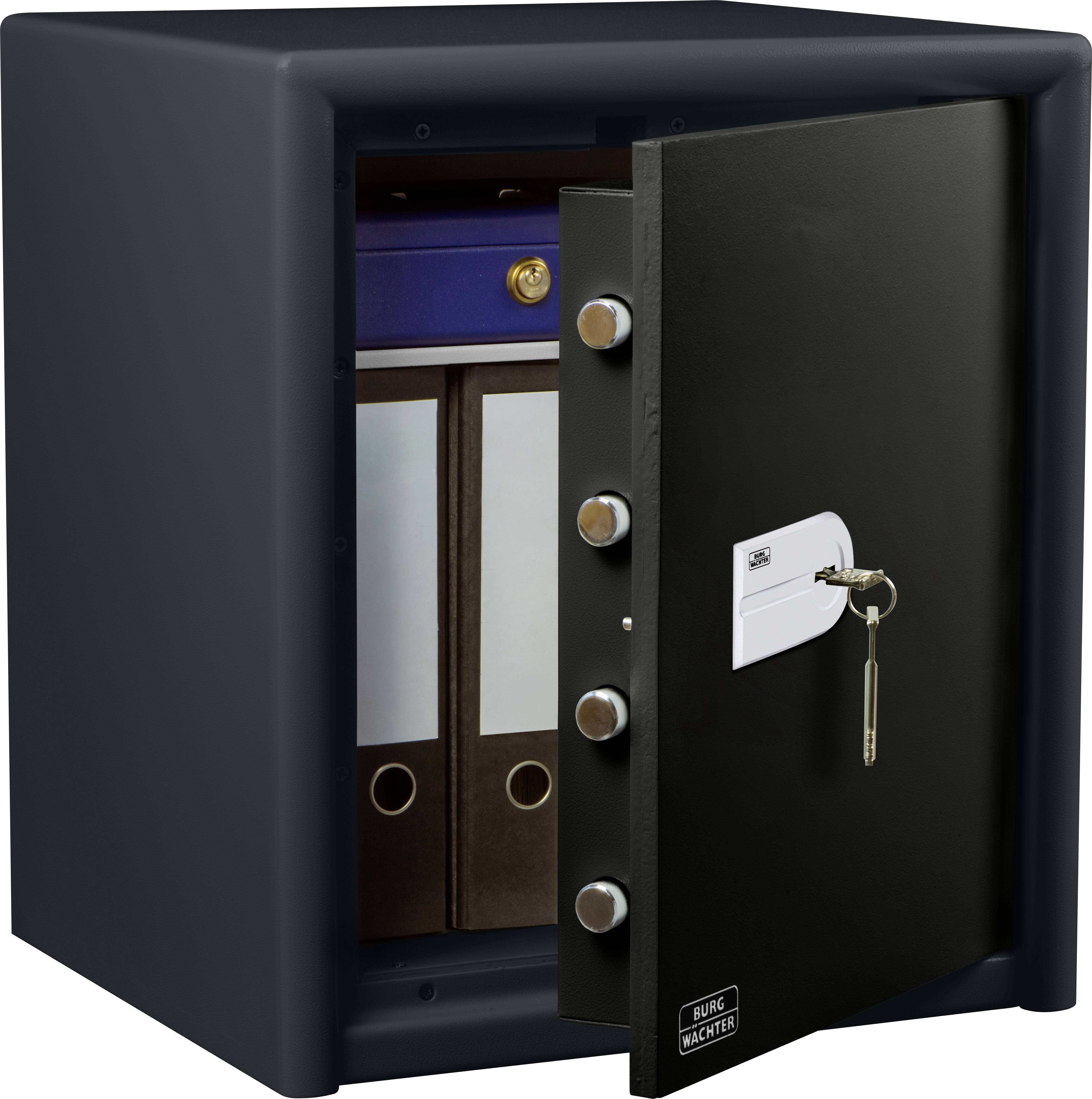 Ein offener Tresor mit mehreren Ordnern darin, eine Metalltür mit einsteckbarem Schlüssel in der Nähe.