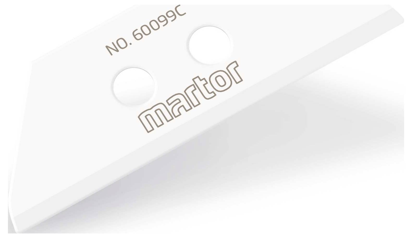 Weiße Trapezklinge mit der Aufschrift 'MARTOR' und Nummer 'NO. 60099C', wahrscheinlich für Sicherheitsmesser, auf hellem Hintergrund.