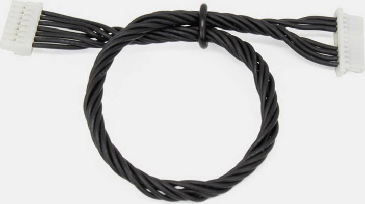 Schwarzes, gedrehtes Kabel mit weißen Steckverbindern an beiden Enden, auf weißem Hintergrund abgebildet.