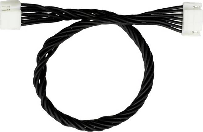 Ein schwarzes, gedrehtes Kabel mit weißen Steckern an beiden Enden, geeignet für elektrische Verbindungen in Geräten.
