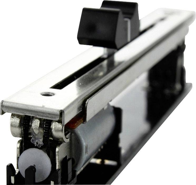 Ein linearer Schieberegler, der in einer Audio-Mischkonsole verwendet wird, mit schwarzem Schieber und metallischer Schiene.