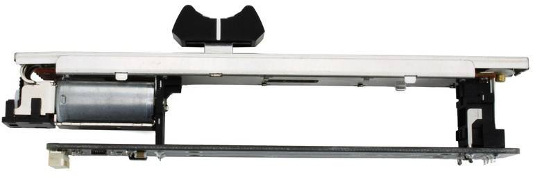 Ein internes Computerbauteil, möglicherweise ein Laufwerk oder eine Haltevorrichtung, in seitlicher Ansicht mit sichtbaren mechanischen Teilen.