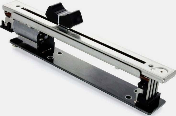 Ein silberfarbiger linearer Motorschieberegler mit schwarzem Knopf. Er dient zur präzisen Steuerung von Geräten oder Maschinen.