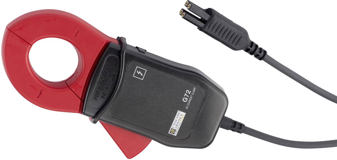 Ein Zangenamperemeter mit rotem Greifer und schwarzem Gehäuse. Angeschlossen ist ein schwarzes Kabel mit Steckverbinder.