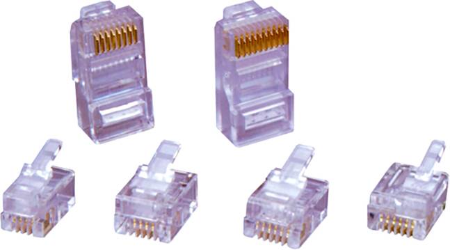Mehrere durchsichtige Ethernet-Stecker in verschiedenen Perspektiven, zeigen die goldenen Anschlusskontakte und den Plastikverriegelungsbügel.