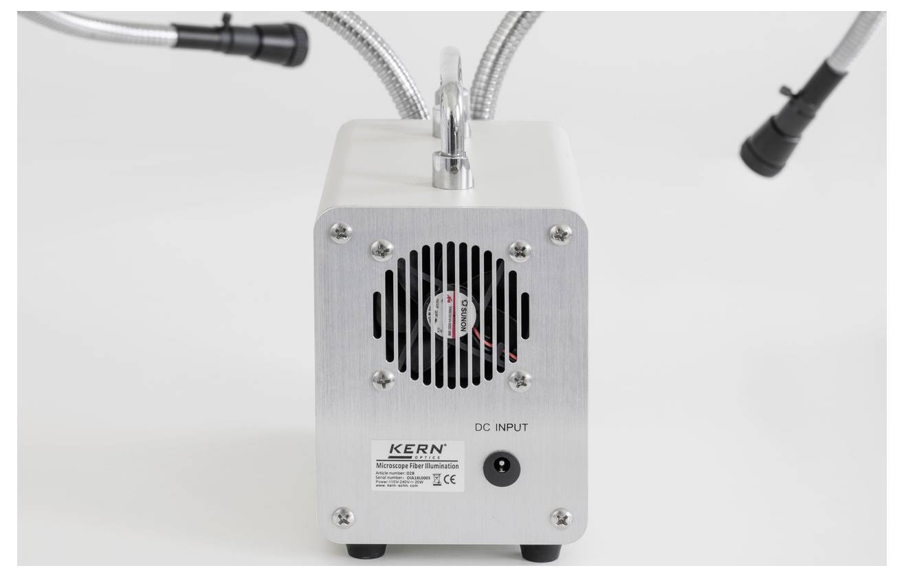 Ein silberner DC-Eingangskasten mit Lüfter auf der Vorderseite und zwei flexiblen Metallrohren, die aus dem oberen Bereich herausragen.