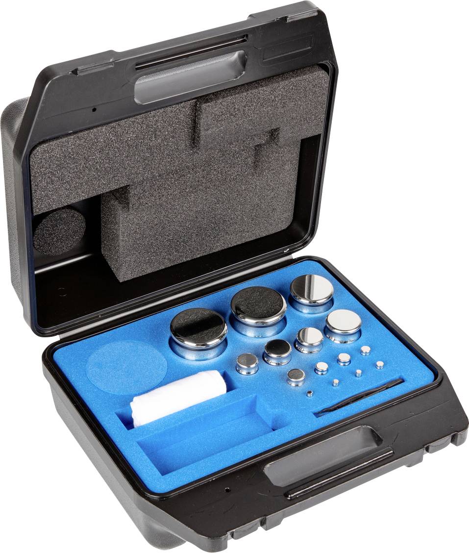 Ein offener schwarzer Plastikkoffer enthält verschieden große Metallgewichte auf einem blauen Schaumstoffboden.