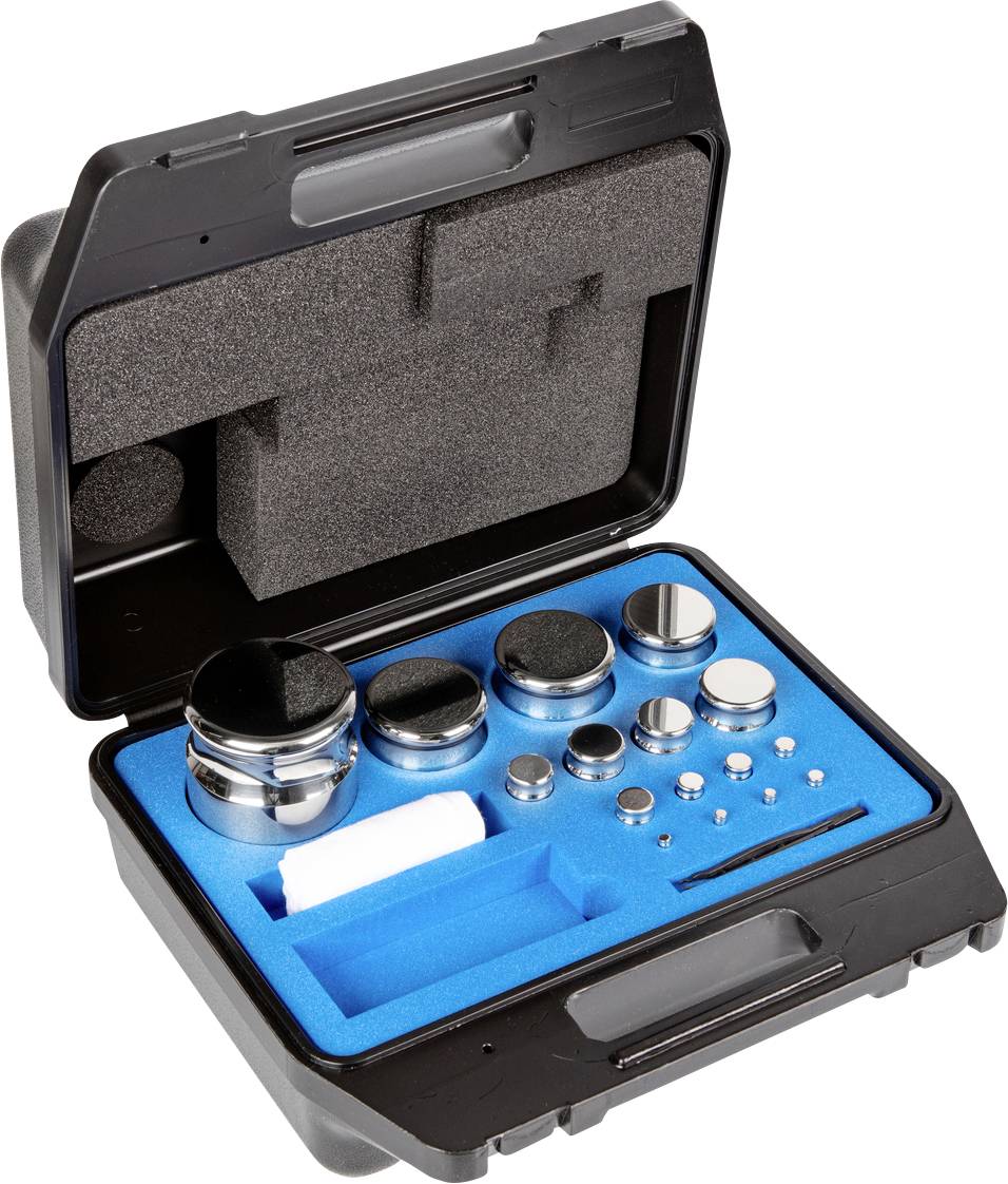 Ein offener Koffer mit verschiedenen runden Metallgewichten, die in einer blauen Schaumstoffeinlage organisiert sind.