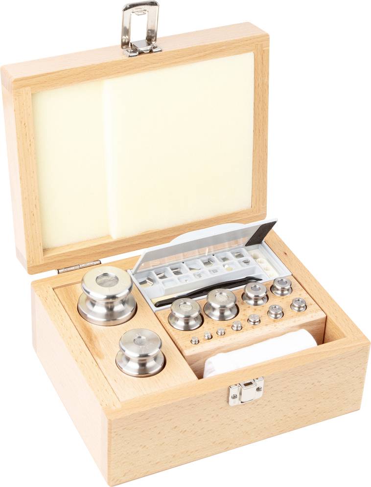 Gewichtset mit Metallgewichten in verschiedenen Größen in einem offenen Holzkasten. Enthält auch eine Pinzette für präzise Handhabung.