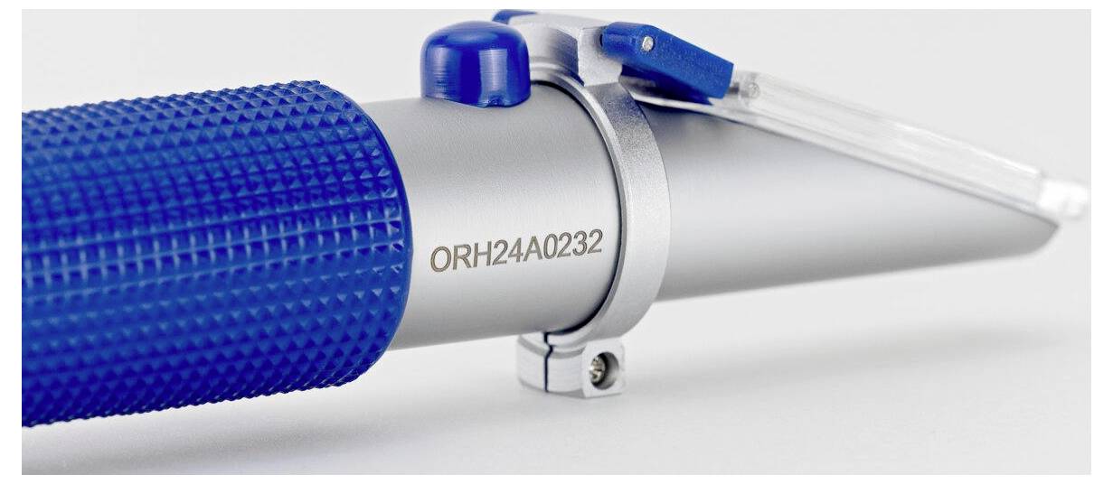 Blauer und silberner, stiftähnlicher Gegenstand mit einer strukturierten Griffzone und der Gravur 'ORH24A0232' an der Seite. An der Spitze ist eine transparente Spitze befestigt.