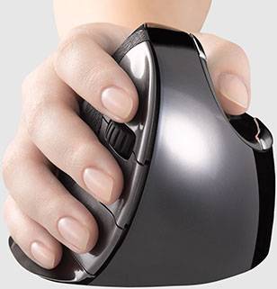 Eine Hand hält eine vertikale ergonomische Maus, die für bequemes Arbeiten und Entlastung des Handgelenks gestaltet ist.