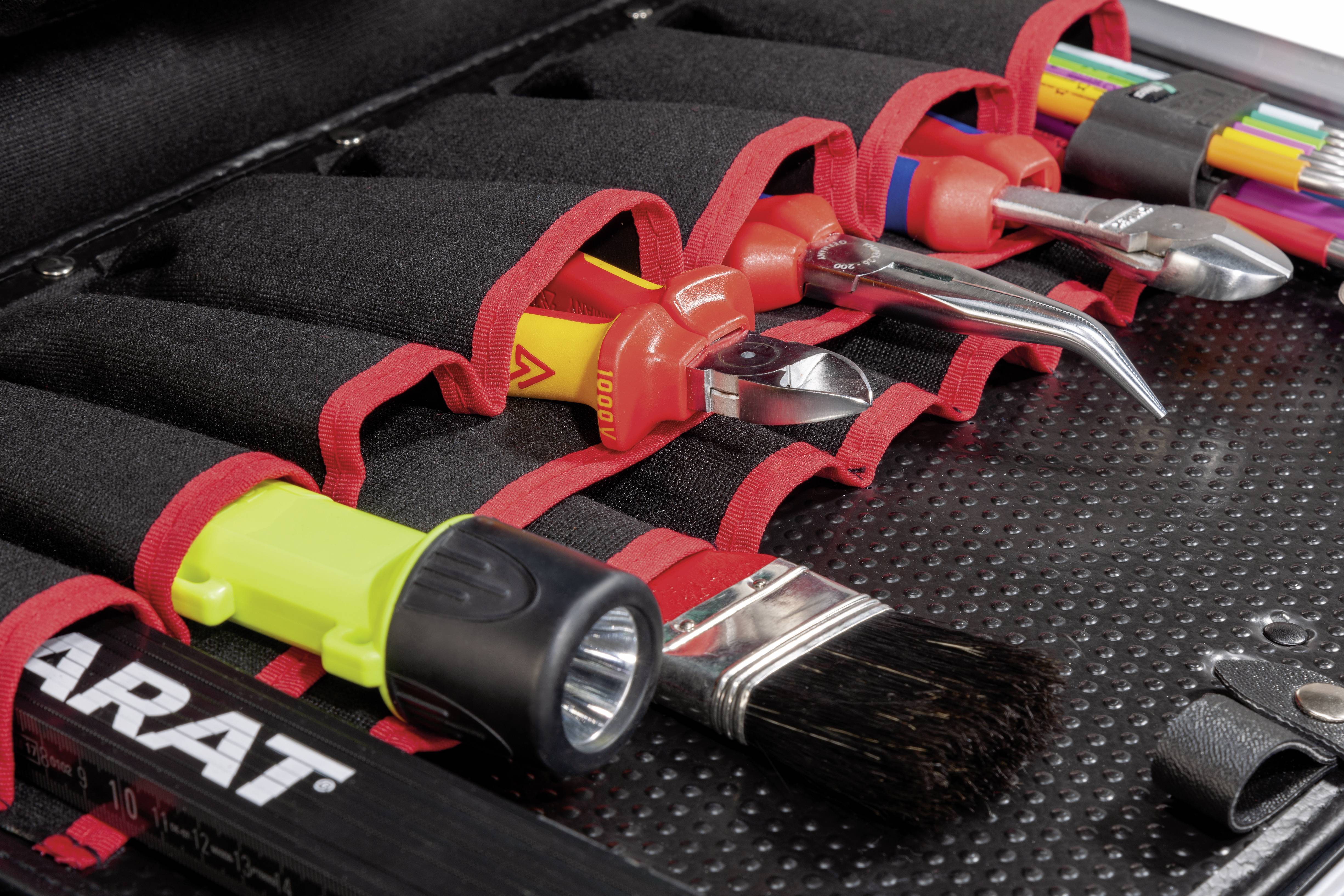 Ein Werkzeugkoffer mit verschiedenen Werkzeugen wie Taschenlampe, Schraubendreher, Zange, Pinsel und Stiften in roten Halterungen.