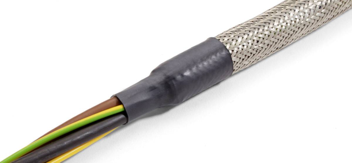 Abgeschirmtes Kabel mit mehreren bunten Leitungen, das in einem Schutzmantel aus Drahtgeflecht endet. Geeignet für elektrische Anwendungen.