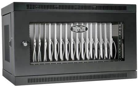 Schwarzer Tripp Lite Schrank für die Aufbewahrung und das Laden von Tablets oder Laptops, verschließbar mit Glastür und seitlichen Belüftungen.