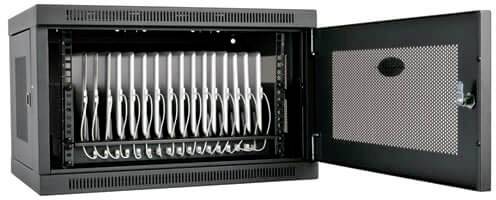 Geöffneter Server-Schrank mit mehreren vertikal angeordneten Geräten, vermutlich Laptops oder Tablets, darin verstaut.