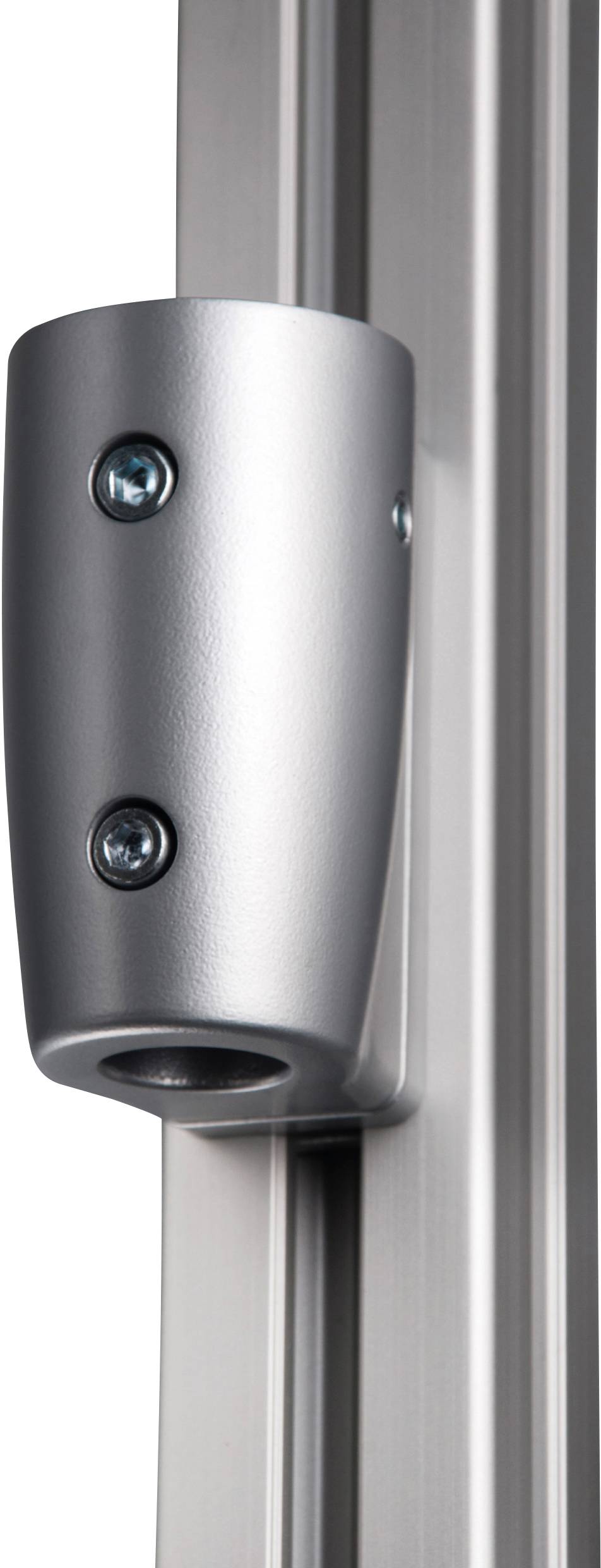 Silberne metallische Halterung mit zwei sichtbaren Schrauben an einem vertikalen Metallschienenrahmen befestigt.