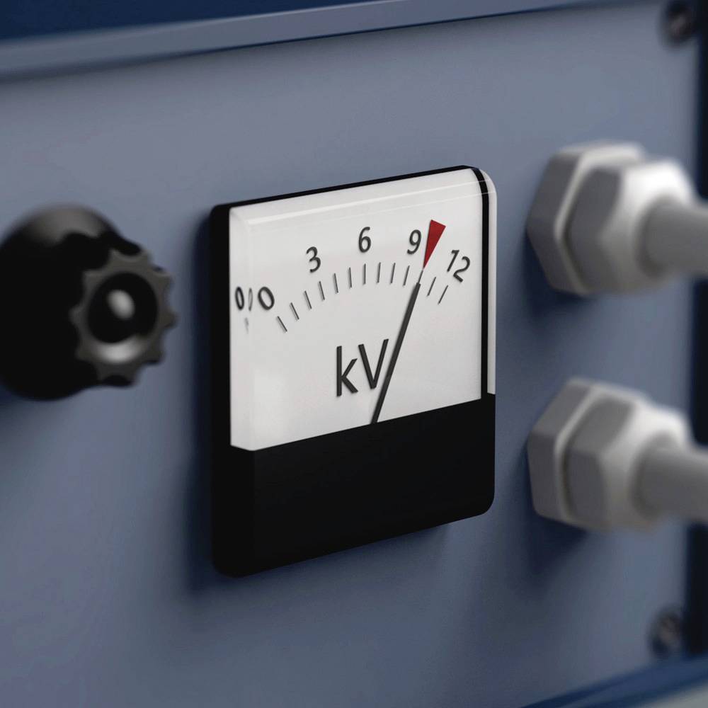Analoges Messgerät zeigt 9 kV, Skala von 0 bis 12, Teil einer elektrischen Ausrüstung.