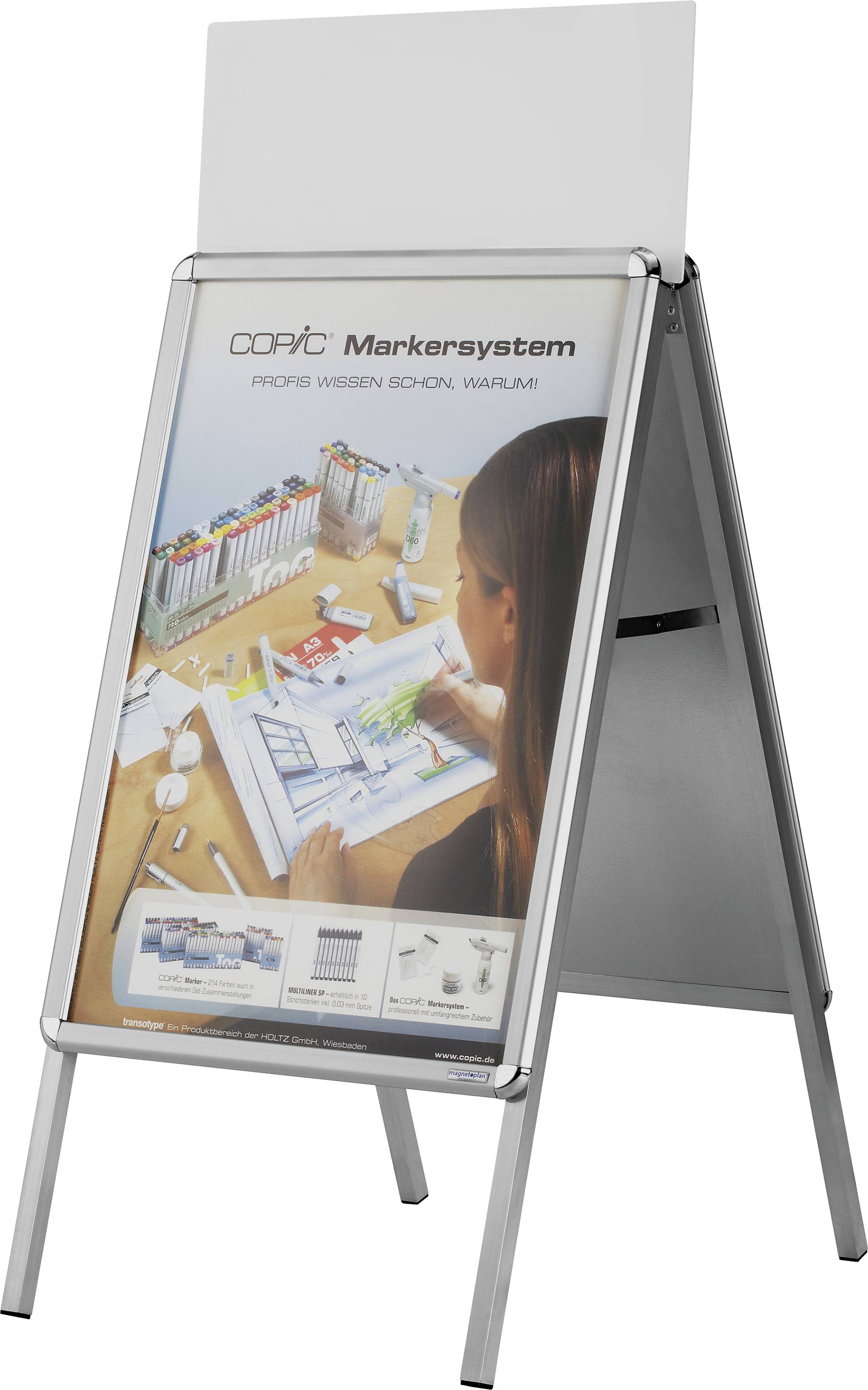 Ein Werbeplakat auf einem Aufsteller zeigt eine Person, die mit Copic-Markern eine bunte Zeichnung erstellt; oben steht 'COPIC Markersystem'.