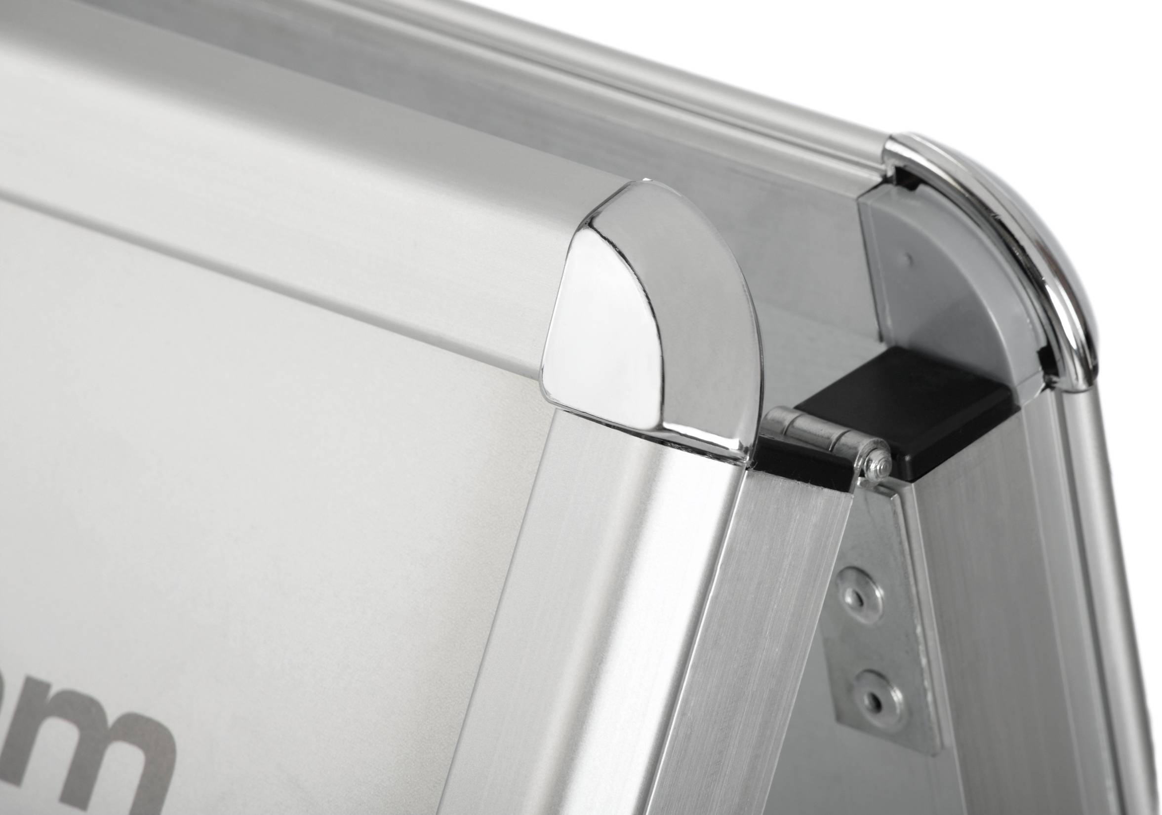 Metallecke eines Aufstellerrahmens mit Chromakzent, zeigt robustes und modernes Design für Plakathalterung.