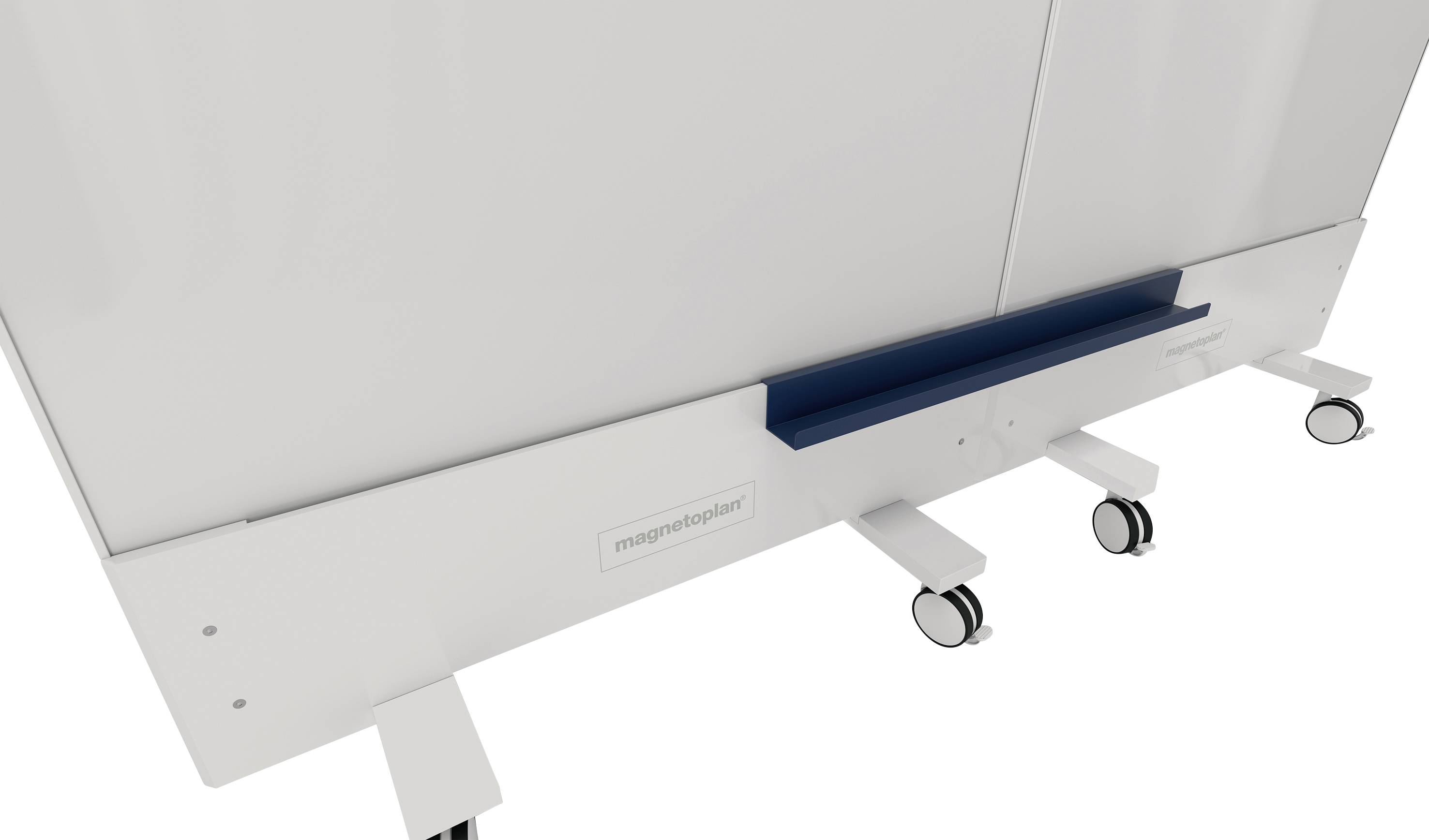 Unterer Teil eines mobilen Whiteboards auf Rädern mit blauem Ablagefach.