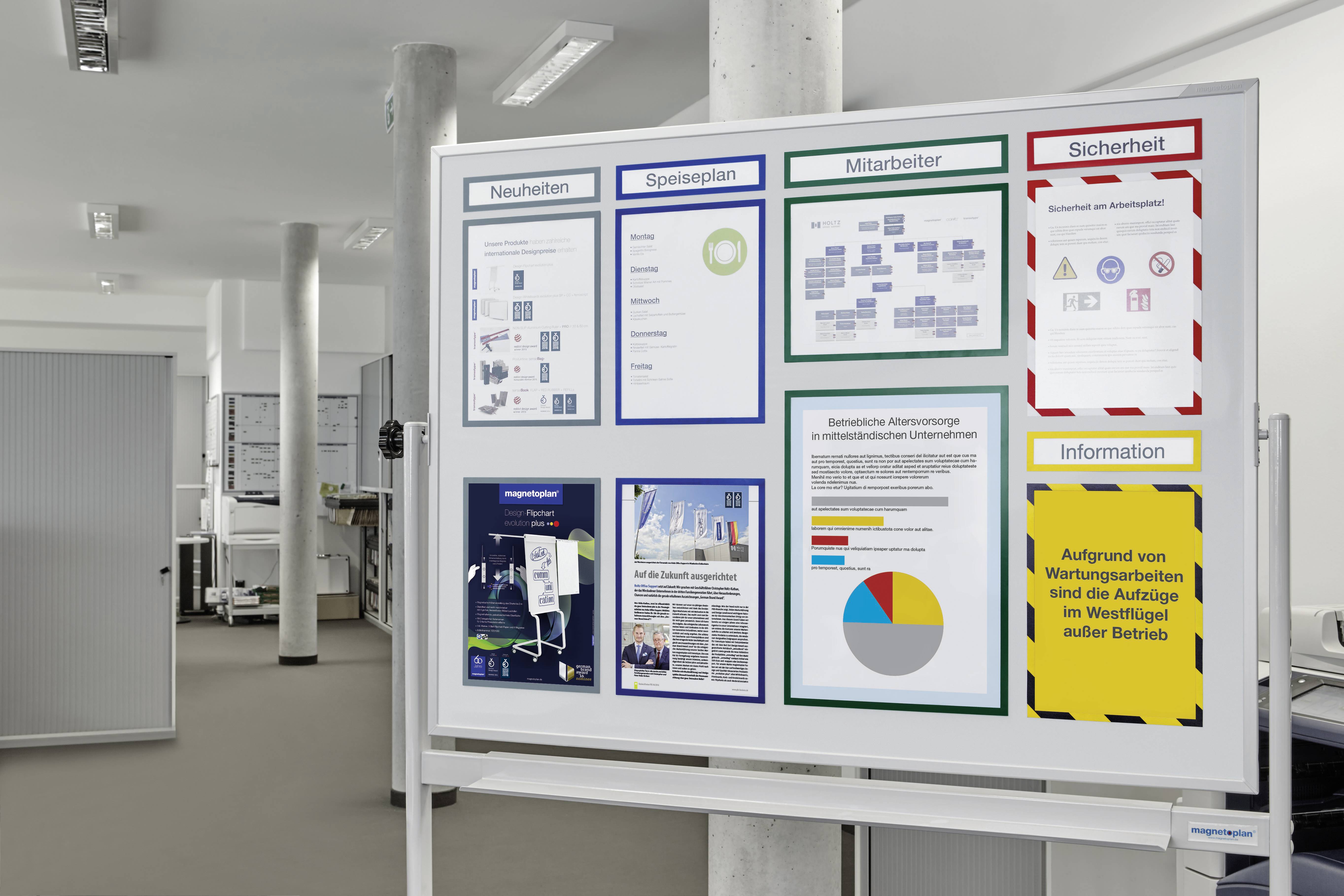 Anschlagtafel mit Informationen: Neuheiten, Einsatzplan, Mitarbeiter, Sicherheit, Information. Gelbes Schild: Verzögerungen bei Westflug.