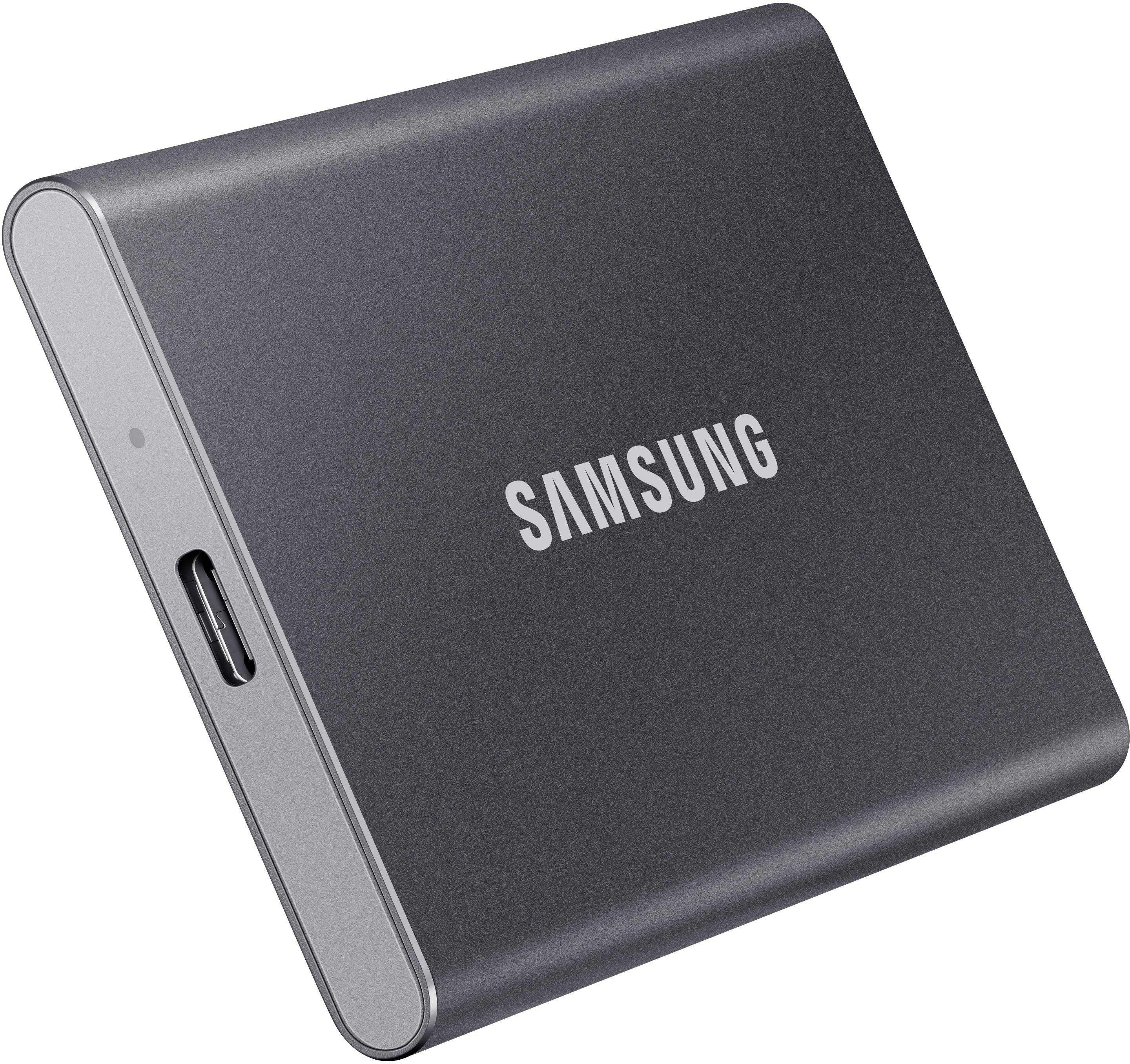Externe Samsung SSD-Festplatte in einem anthrazitfarbenen Gehäuse mit USB-C-Anschluss.