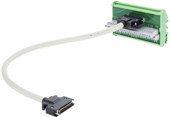 Kabelverbindung zwischen einer grünen Leiterplatte und einem schwarzen Stecker. Die Leiterplatte hat mehrere Kontakte und Anschlüsse.