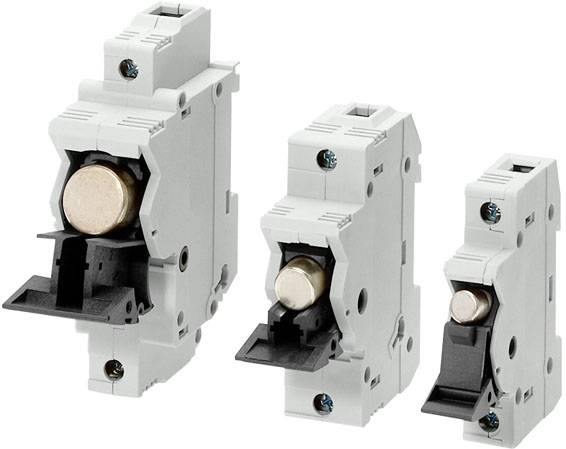 Drei graue elektrische Schutzschalter verschiedener Größen mit schwarzen Hebeln, auf einer weißen Hintergrundfläche platziert.