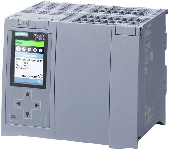 Ein Siemens SIMATIC S7-1500 Steuergerät. Auf dem Display sind der Betriebsstatus und Netzwerkinformationen wie IP-Adressen sichtbar.