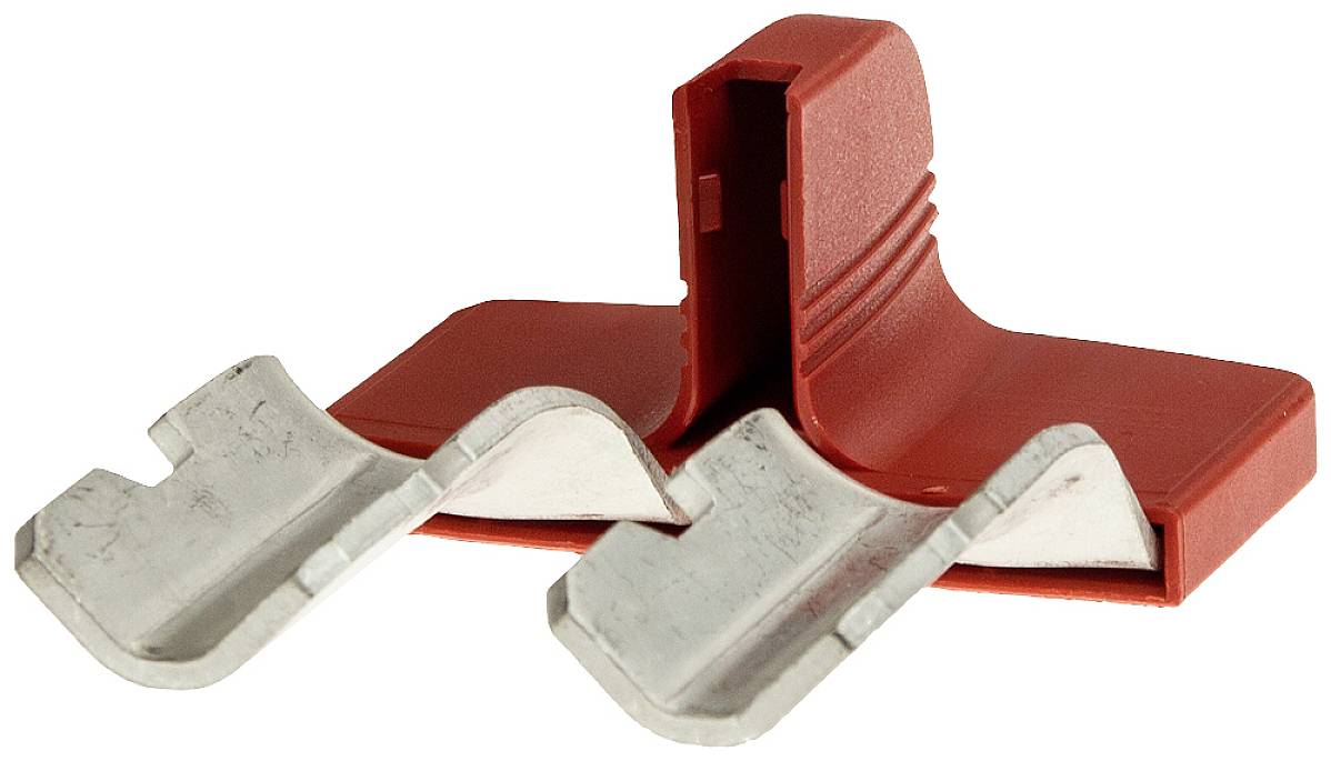 Roter Kantenclip auf einer Metallhalterung, verwendet zum Sichern von Materialien oder Objekten.