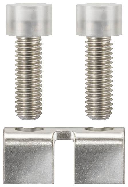 Zwei silberne Schrauben und ein metallisches Klammerstück auf weißem Hintergrund, geeignet für technische Anwendungen oder Montage.