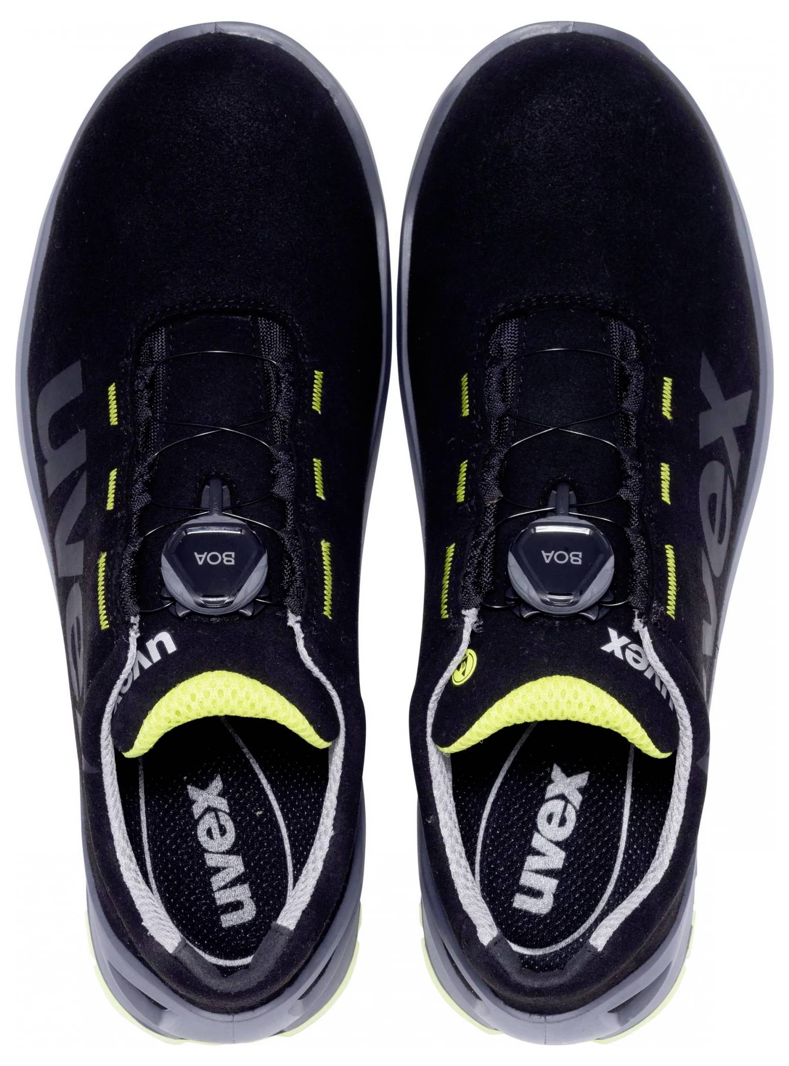 'Schwarze Sportschuhe mit gelben Details und verstellbarem Schnürsystem. Aufschrift 