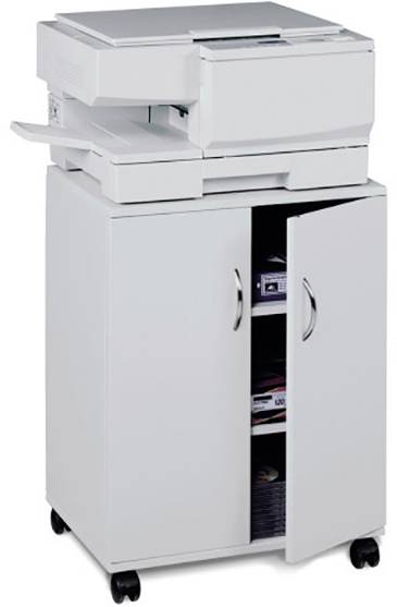 Ein Kopierer steht auf einem mobilen Schrank mit offenen Türen, in denen Büromaterialien gelagert sind.