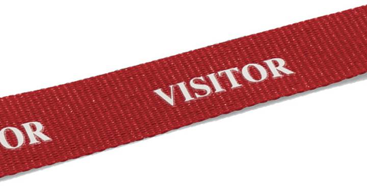 Rotes Band mit dem weißen Text 'VISITOR'.